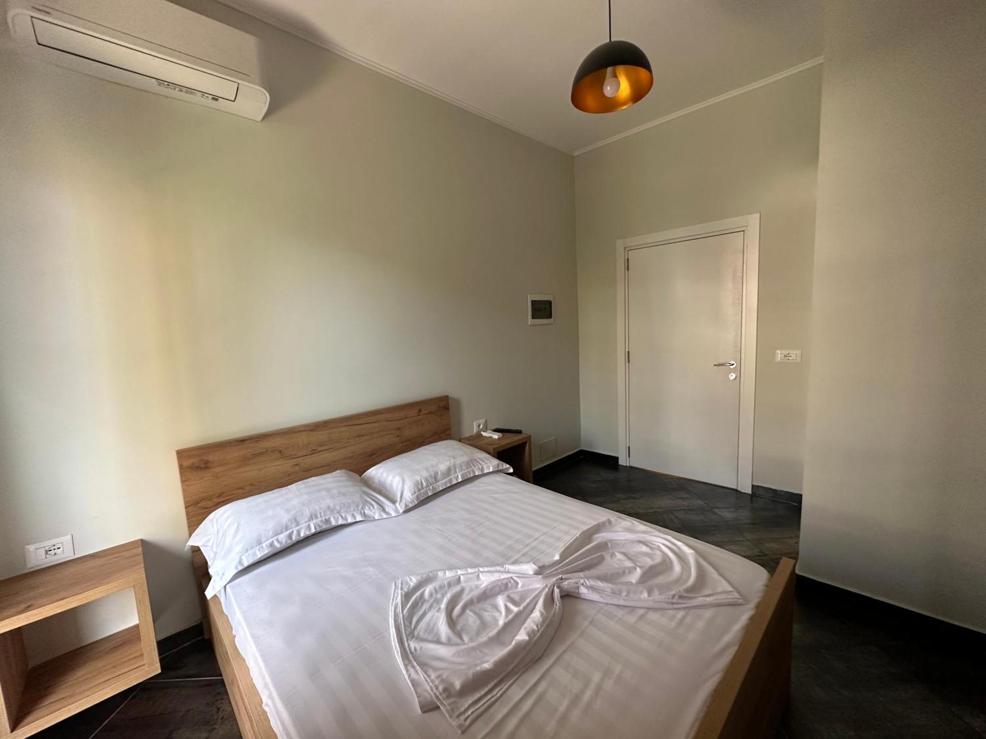 Central Comfort Suites 地拉那 外观 照片