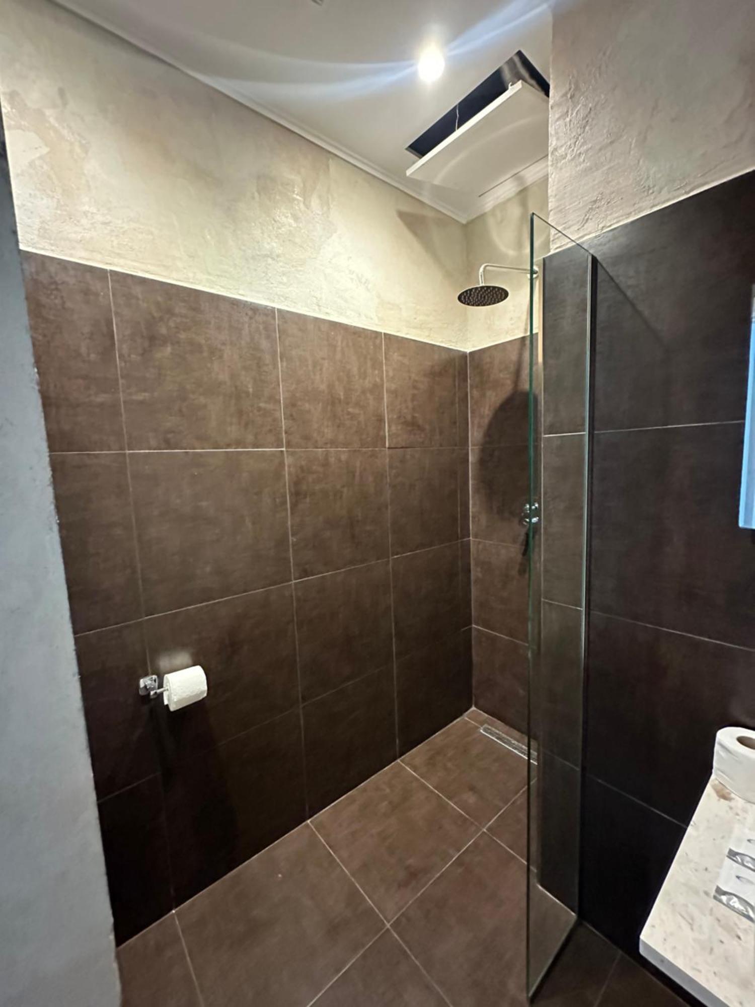 Central Comfort Suites 地拉那 外观 照片